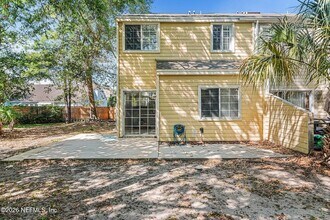 330 Sunrise Cir in Neptune Beach, FL - Foto de edificio - Building Photo