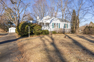 393 S Meriden Rd in Cheshire, CT - Building Photo - Building Photo