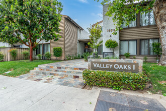 Valley Oaks I in Van Nuys, CA - Building Photo - Building Photo