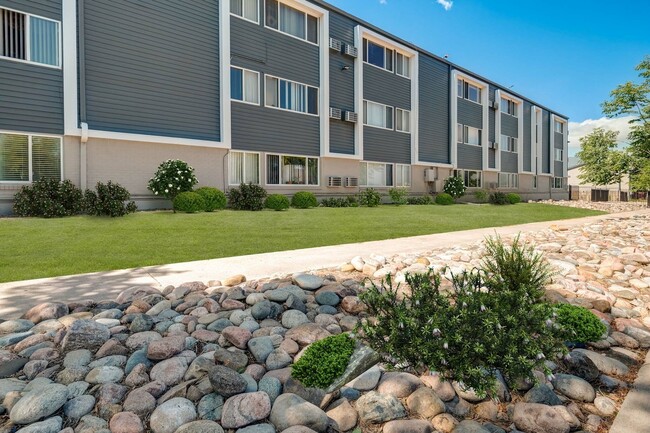 Lelaray Apartments in Colorado Springs, CO - Building Photo - Building Photo