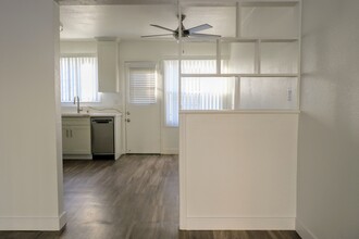 Coldwater Canyon Apartments in Sherman Oaks, CA - Foto de edificio - Building Photo