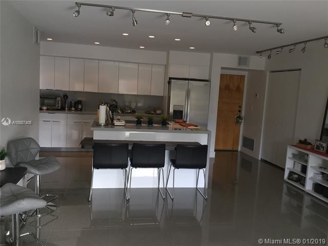 1301 NE 7th St-Unit -402 in Hallandale Beach, FL - Foto de edificio