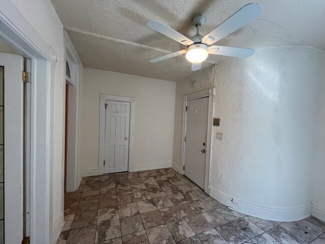 613 State St, Unit 1 in Madison, WI - Foto de edificio - Building Photo