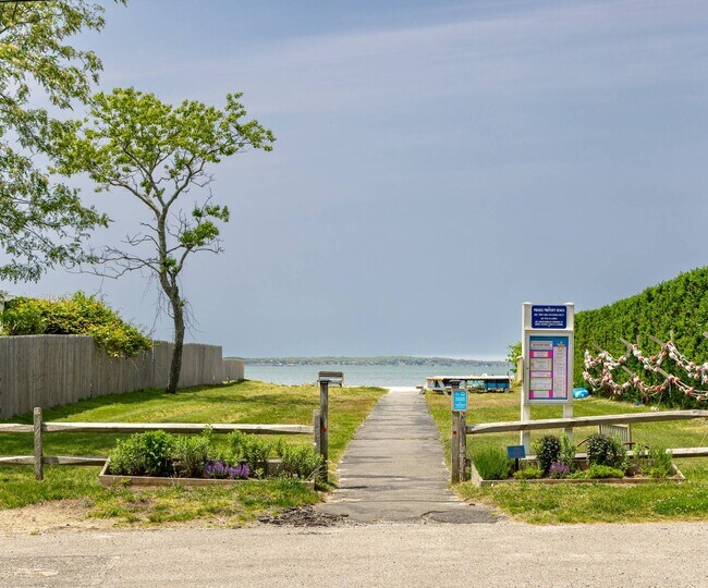 77 Lake Dr in Southampton, NY - Building Photo - Building Photo