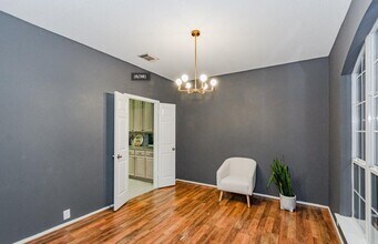 6610 Treeline Dr in Humble, TX - Foto de edificio - Building Photo