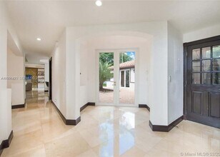 8164 SW 171st St in Palmetto Bay, FL - Foto de edificio - Building Photo