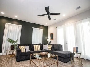 1915 Kolfahl St in Houston, TX - Foto de edificio - Building Photo