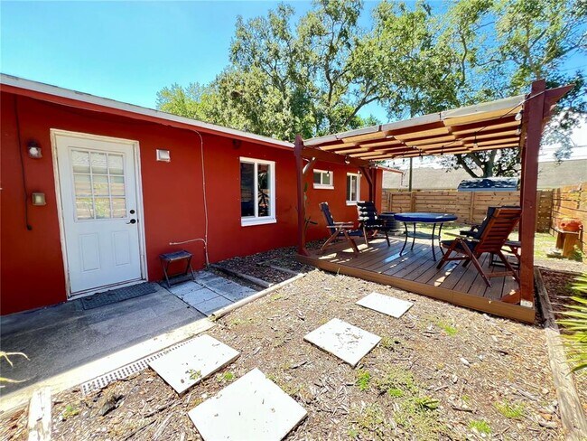 559 Laura Ln in Dunedin, FL - Building Photo - Building Photo