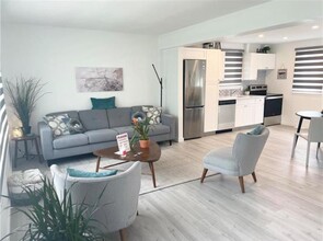 438 Whittier Ave W in Winnipeg, MB - Building Photo - Building Photo