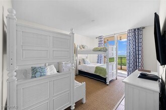 1050 Borghese Ln in Naples, FL - Foto de edificio - Building Photo
