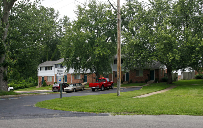 Indian Hills Apartments and Townhomes in Dowagiac, MI - Building Photo - Building Photo