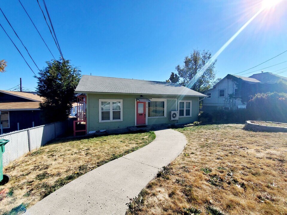 216 Pine St in Klamath Falls, OR - Building Photo