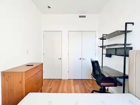 Furnished room/NOT APARTMENT in Brooklyn, NY - Building Photo