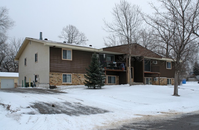 209 Clay St in Anoka, MN - Foto de edificio - Building Photo