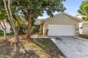 6104 Strawberry Lakes Cir in Greenacres, FL - Building Photo