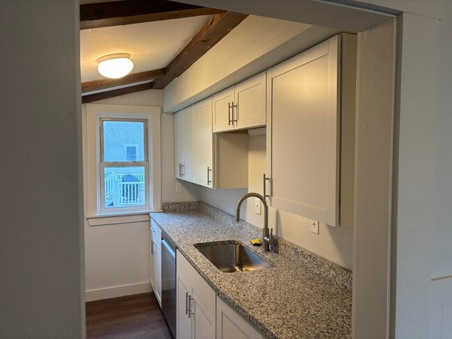 94 Berlin St, Unit 1 in Clinton, MA - Foto de edificio - Building Photo
