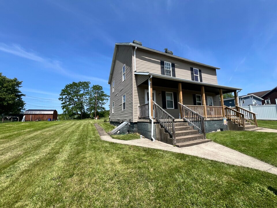 114 Poplar St in Lemont Furnace, PA - Building Photo