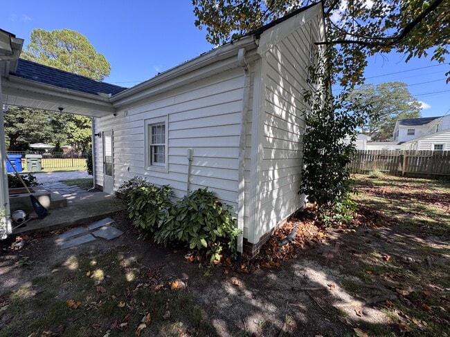 1105 W Rock Spring Rd in Greenville, NC - Building Photo - Building Photo
