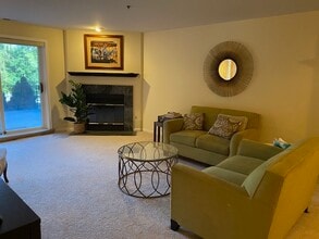 129 Acacia Cir, Unit 102 in Indian Head Park, IL - Building Photo - Building Photo