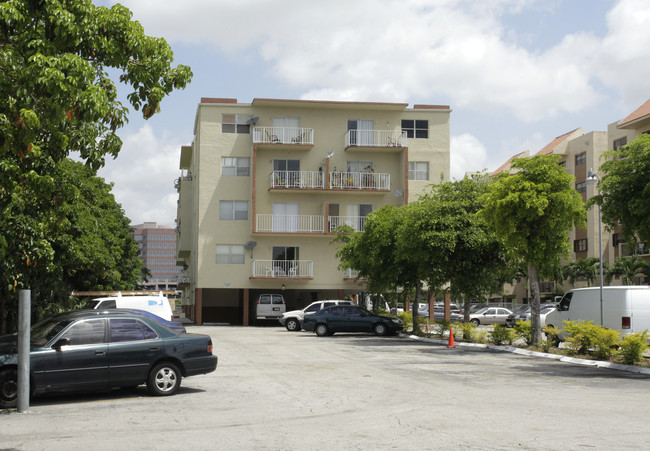 Blue Lake Apartments in Miami, FL - Foto de edificio - Building Photo