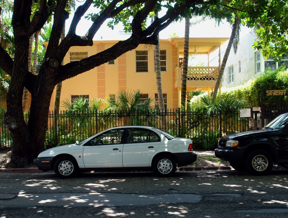 SOUTH BEACH APARTMENT BUILDING in Miami Beach, FL - Building Photo