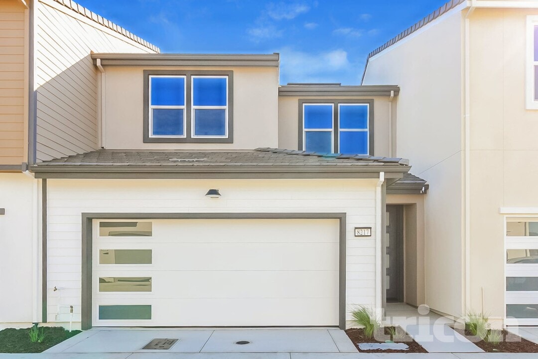 8217 Perla Wy in Sacramento, CA - Foto de edificio