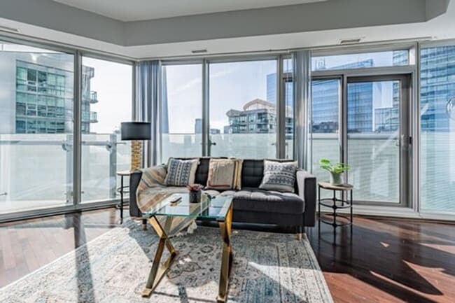 25 Grand Trunk Crescent, Unit SI ID1542261P