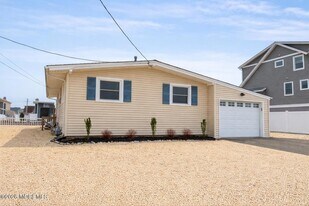 825 Leeward Dr in Forked River, NJ - Building Photo