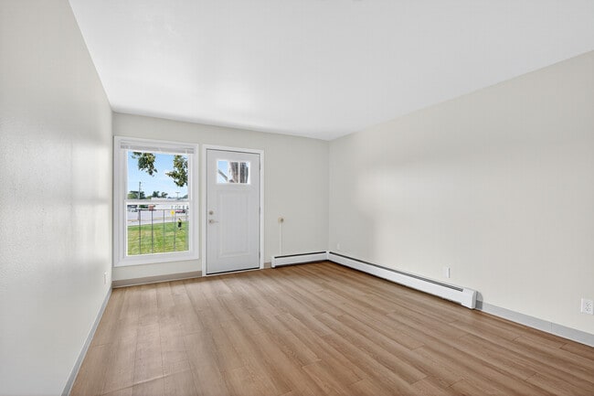 96 East Apartments in Janesville, WI - Foto de edificio - Building Photo