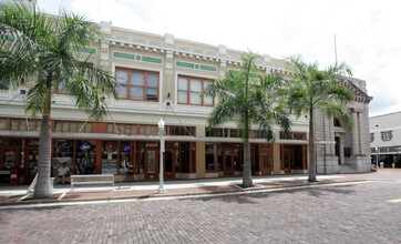 Earnhardt Building in Ft. Myers, FL - Building Photo - Building Photo