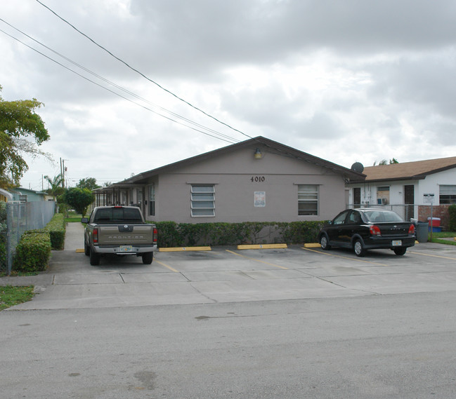 4010 SW 22nd St in Hollywood, FL - Foto de edificio - Building Photo