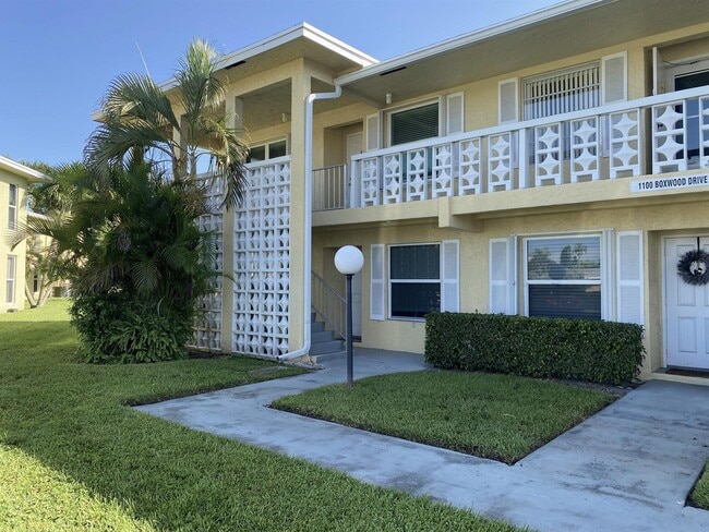 1100 Boxwood Dr, Unit Pine  of Delray