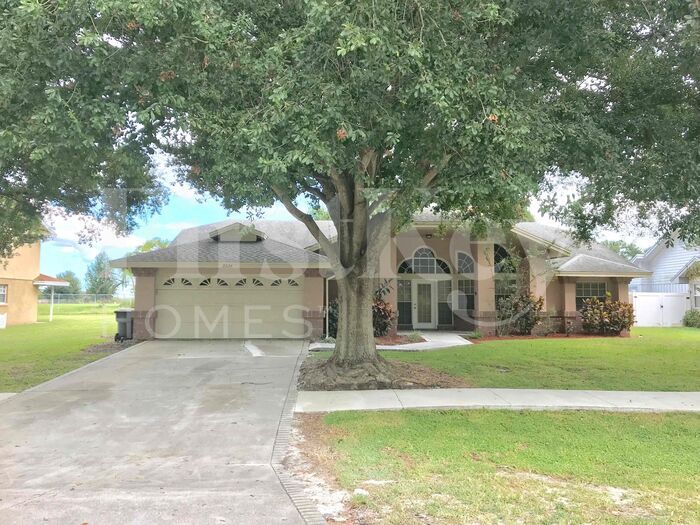 2224 Palmview Cir E in Auburndale, FL - Building Photo