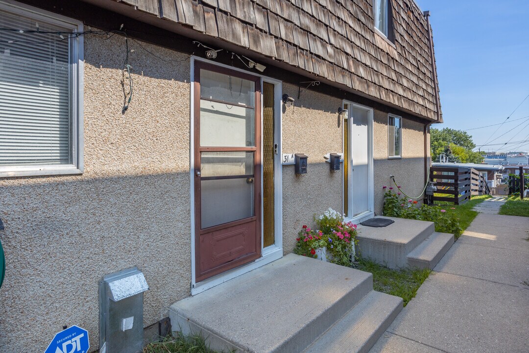 31 6 St SW in Calgary, AB - Building Photo