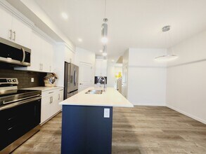 472 Edgemont Dr in Edmonton, AB - Building Photo - Building Photo