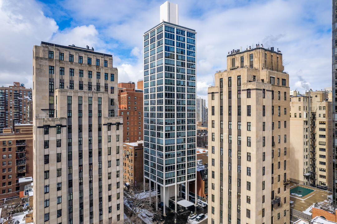 Astor Towers in Chicago, IL - Building Photo