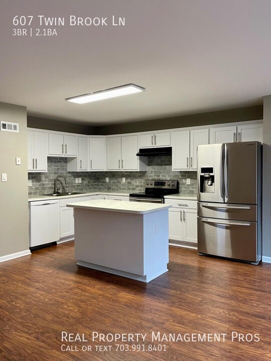 607 Twin Brook Ln in Stafford, VA - Building Photo