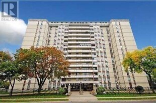 130 Neptune Dr in Toronto, ON - Building Photo