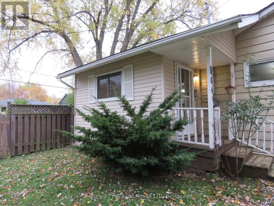 564 Lakeview Rd in Fort Erie, ON - Building Photo