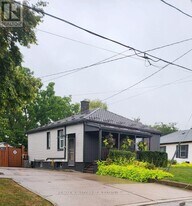 56 Argyle Crescent in St Catharines, ON - Building Photo