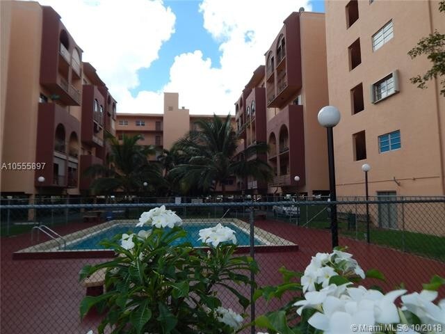 460 E 23rd St-Unit -205 in Hialeah, FL - Building Photo