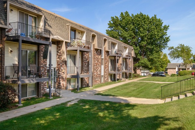 Camelot Village in Omaha, NE - Foto de edificio - Building Photo