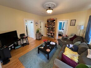7 Jay St, Unit 2 in Somerville, MA - Foto de edificio - Building Photo