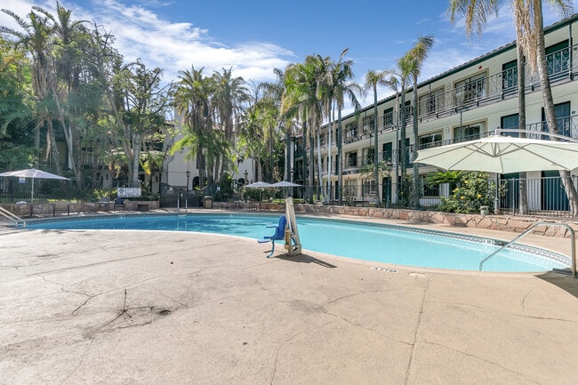 Vanllee in Covina, CA - Foto de edificio - Building Photo