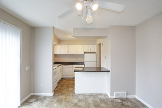 Knollwood Apartments in Kansas City, MO - Building Photo - Interior Photo