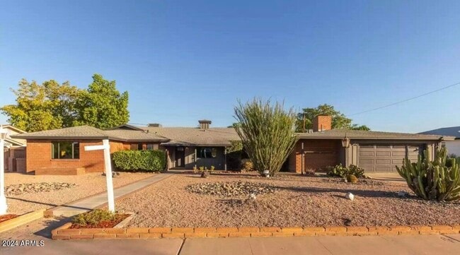 property at 2023 W Windsor Ave