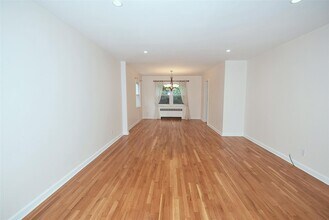 242 Clinton Rd in Garden City, NY - Building Photo - Building Photo