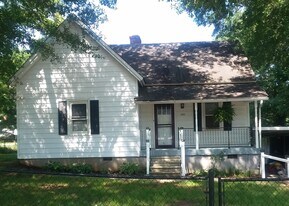 340 W Blue Ridge St in Pendleton, SC - Building Photo