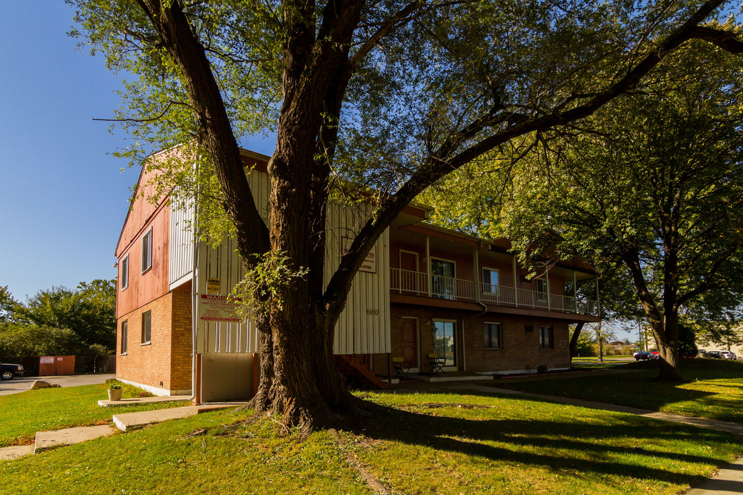 LSSK Apartments in Aurora, IL - Building Photo