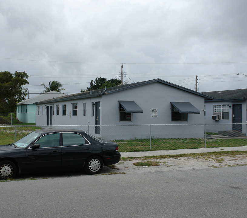 2234 Forrest St in Hollywood, FL - Foto de edificio